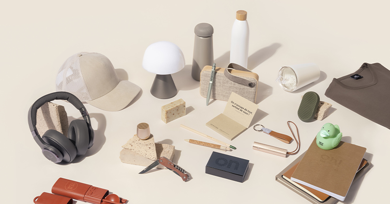 ensemble-de-goodies-tendances-sur-fond-beige