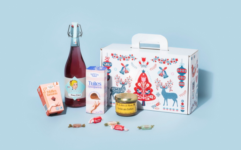panier-gourmand-sur-fond-bleu