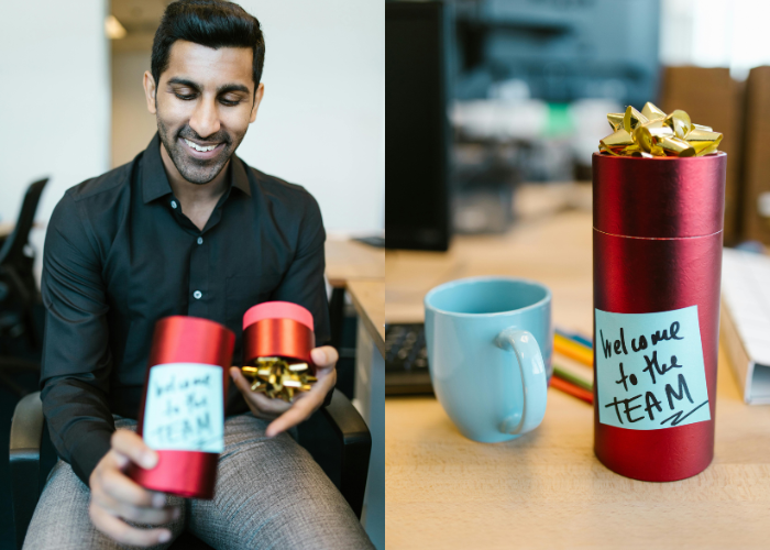 Cette image est divisée en deux parties. À gauche, un homme souriant, assis dans un bureau, ouvre un coffret cadeau rouge orné d’un message “Welcome to the TEAM”. Il semble content de la surprise. À droite, le même coffret est posé sur un bureau, à côté d’une tasse bleue et de fournitures colorées, renforçant l’idée d’un cadeau de bienvenue pour un nouvel arrivant en entreprise. L’ambiance est chaleureuse et professionnelle.